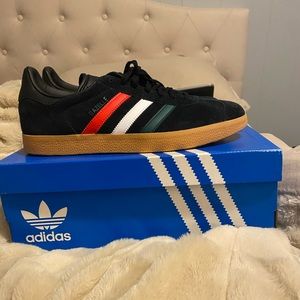 Never Worn Gazelles Men US 10.5 UK 10 Fr 44 2/3 Black Women 11.5